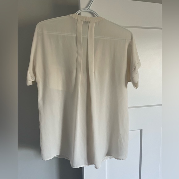Ivory sheer shirt with zipper pocket and double pleat on the back - Picture 2 of 2